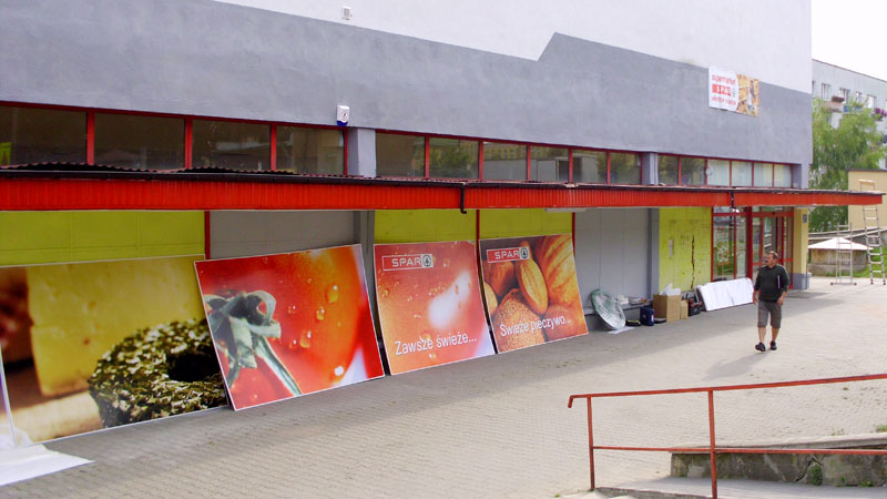 Sklep SPAR w Opatowie przed montażem reklam